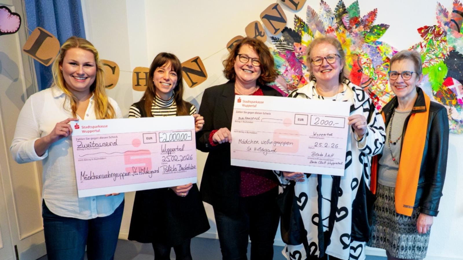 v.l.n.r. Svenja Polick, Ann-Kathrin Karadag, Bettina Karge, Beata Nett und Doris Keller bei der Scheckübergabe in den MWG