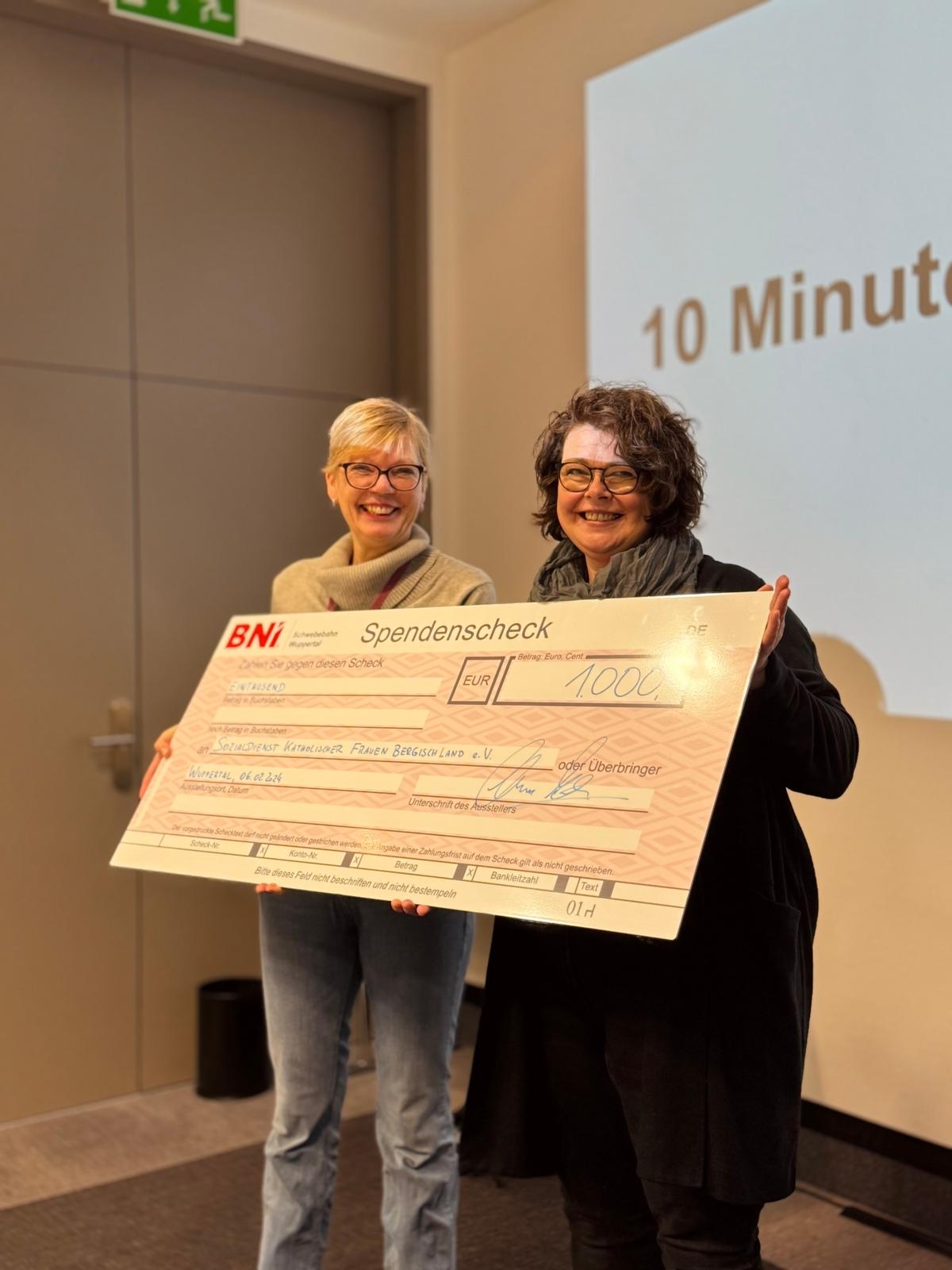 Foto v.l.n.r.: Melina Jörgens (Chapterdirektorin BNI Schwebebahn), Bettina Karge (Leitung Mädchenwohngruppen SkF)