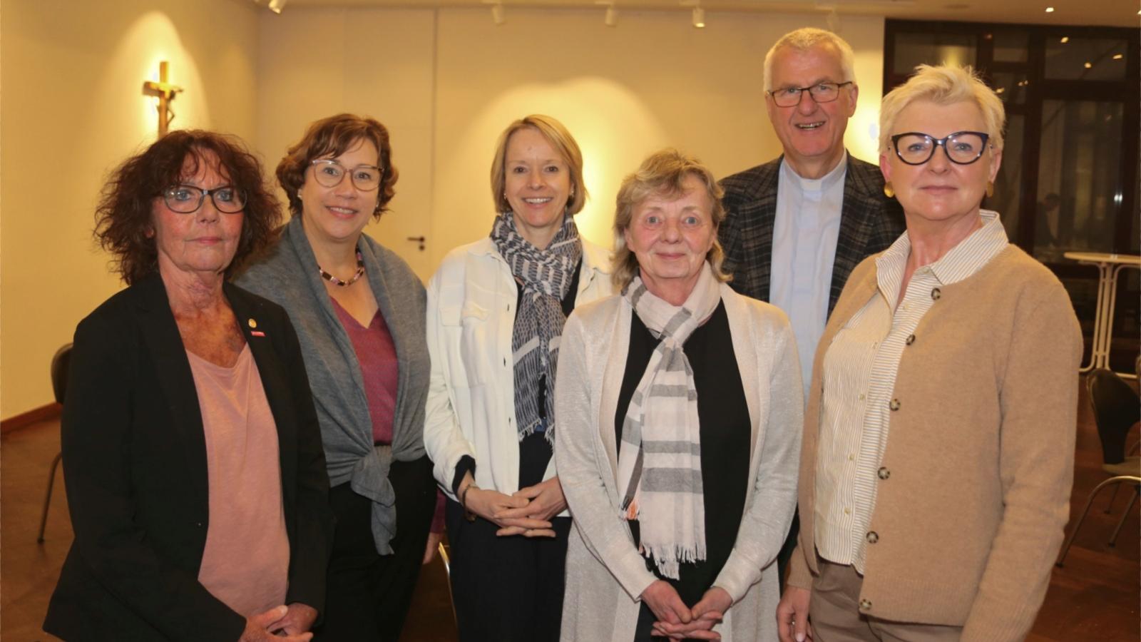 Der neue Katholikenratsvorstand stellt sich auf: Ursula Seibel, Melanie Müller-Spahn, Christine Lustig, Barbara Reul-Nocke, Pfarrer Bruno Kurth als geborenes Vorstandsmitglied und Anita Dabrowski (v. li.).