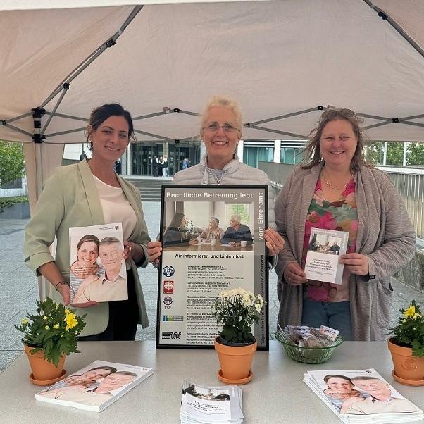 Foto v.l.n.r.: Sinja Ziegenhagen (Diakonie), Claudia Steinacker (SkF e.V. Bergisch Land). Tanja Gellert (Caritas Wuppertal/Solingen)