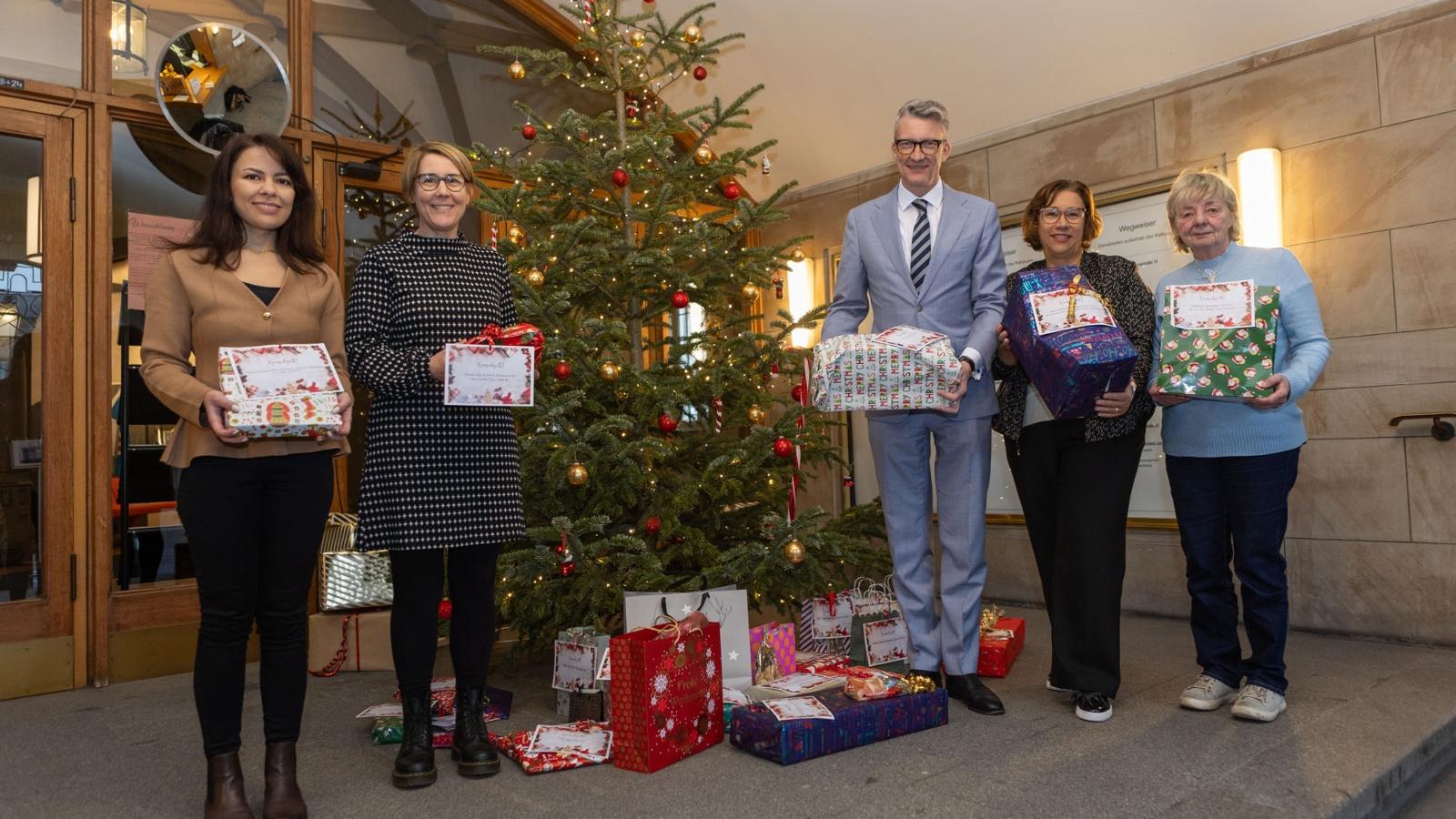 Geschenkübergabe im Remscheider Rathhaus | v. l. n. r.: Sonja Nakowitz, Linda Anscheit, Sven Wolf, Melanie Müller-Spahn, Barbara Reul-Nocke